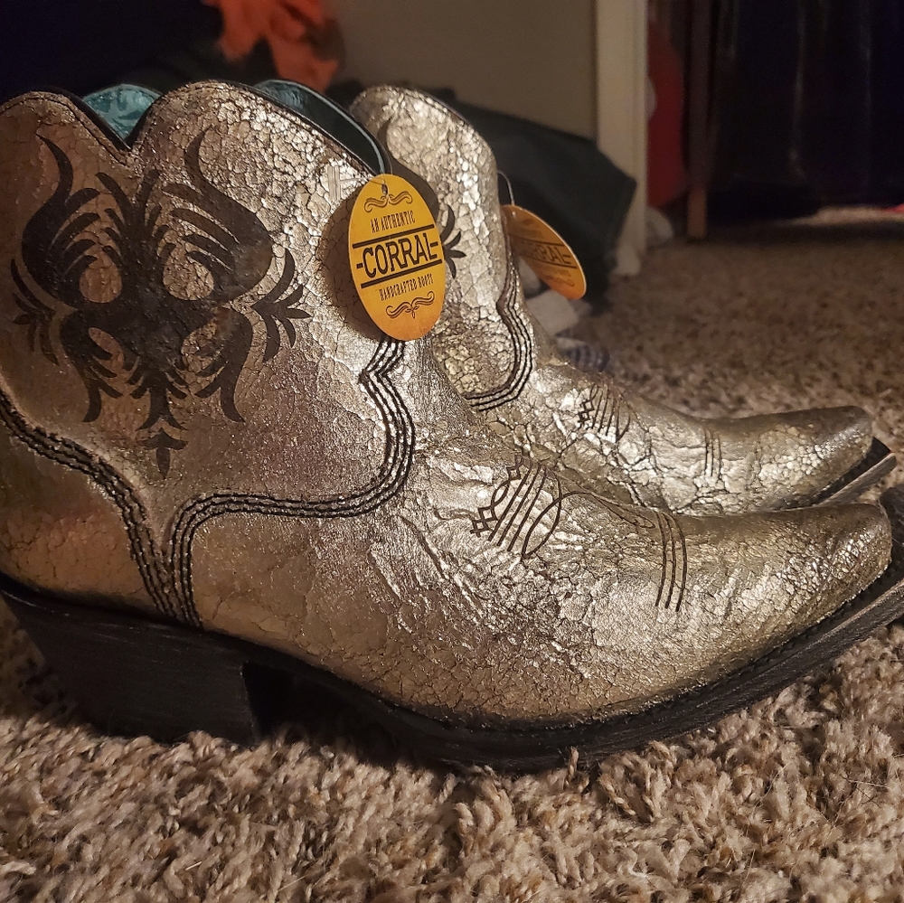Super cute metallic leather cowboy booties by Corral.